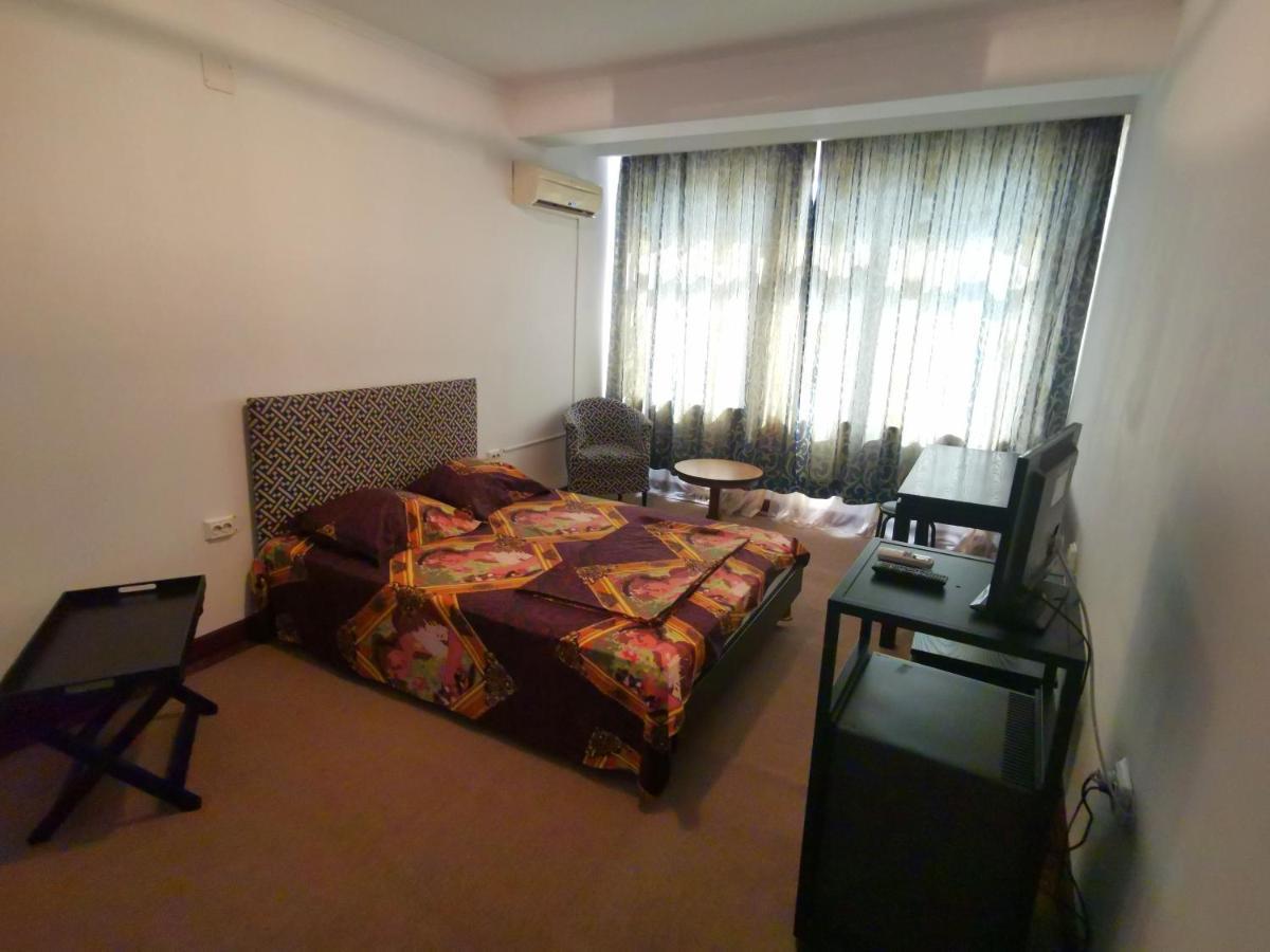 Hotel Dinastia Pitesti Bagian luar foto
