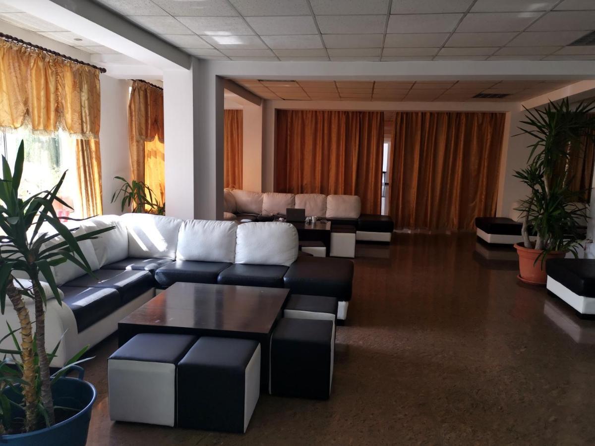 Hotel Dinastia Pitesti Bagian luar foto