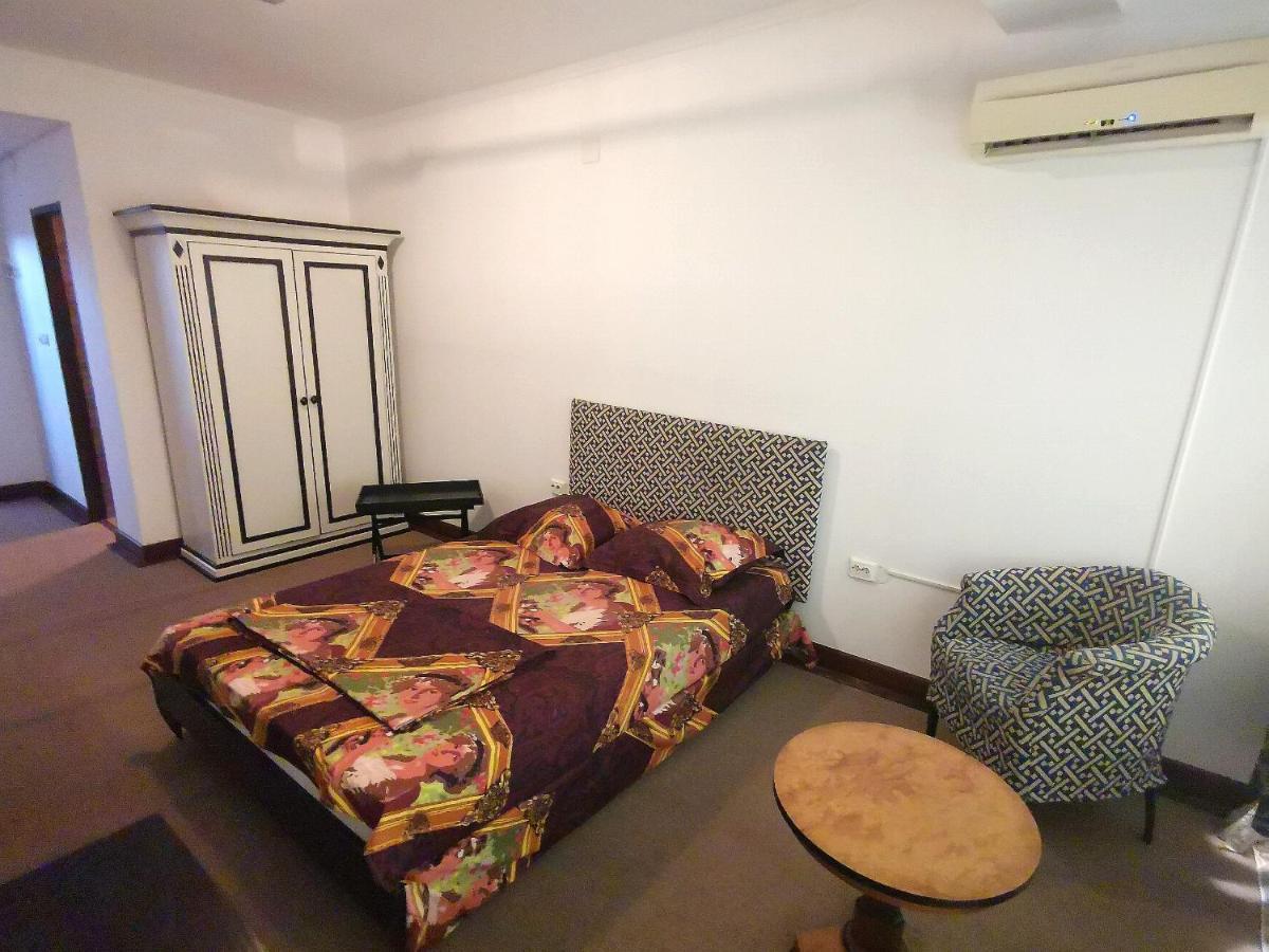 Hotel Dinastia Pitesti Bagian luar foto