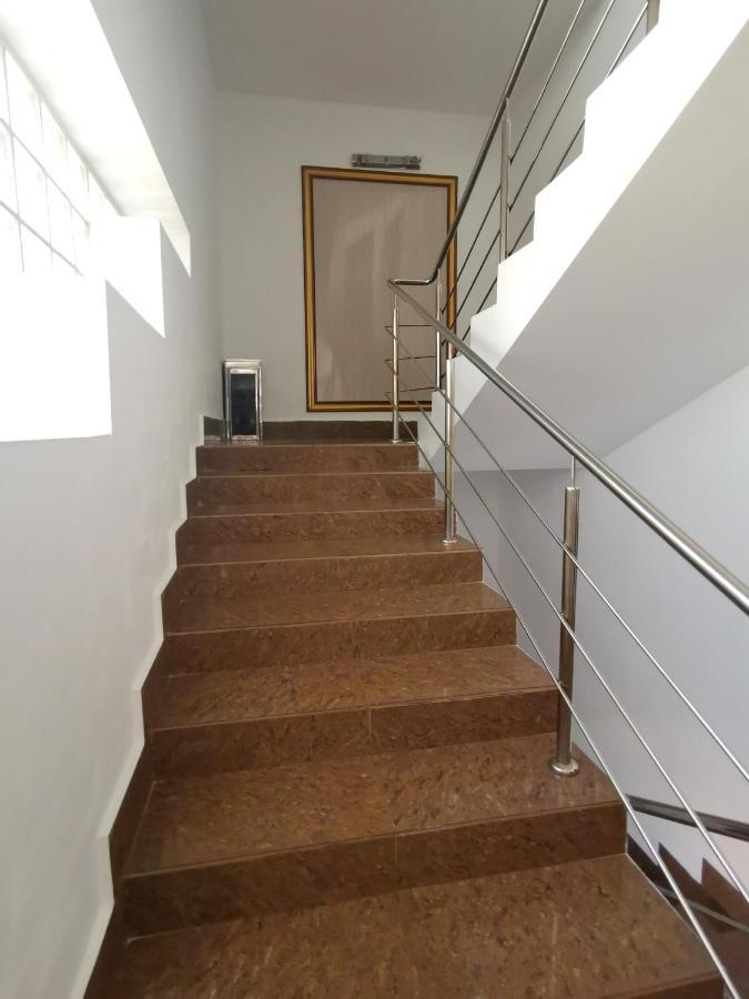 Hotel Dinastia Pitesti Bagian luar foto