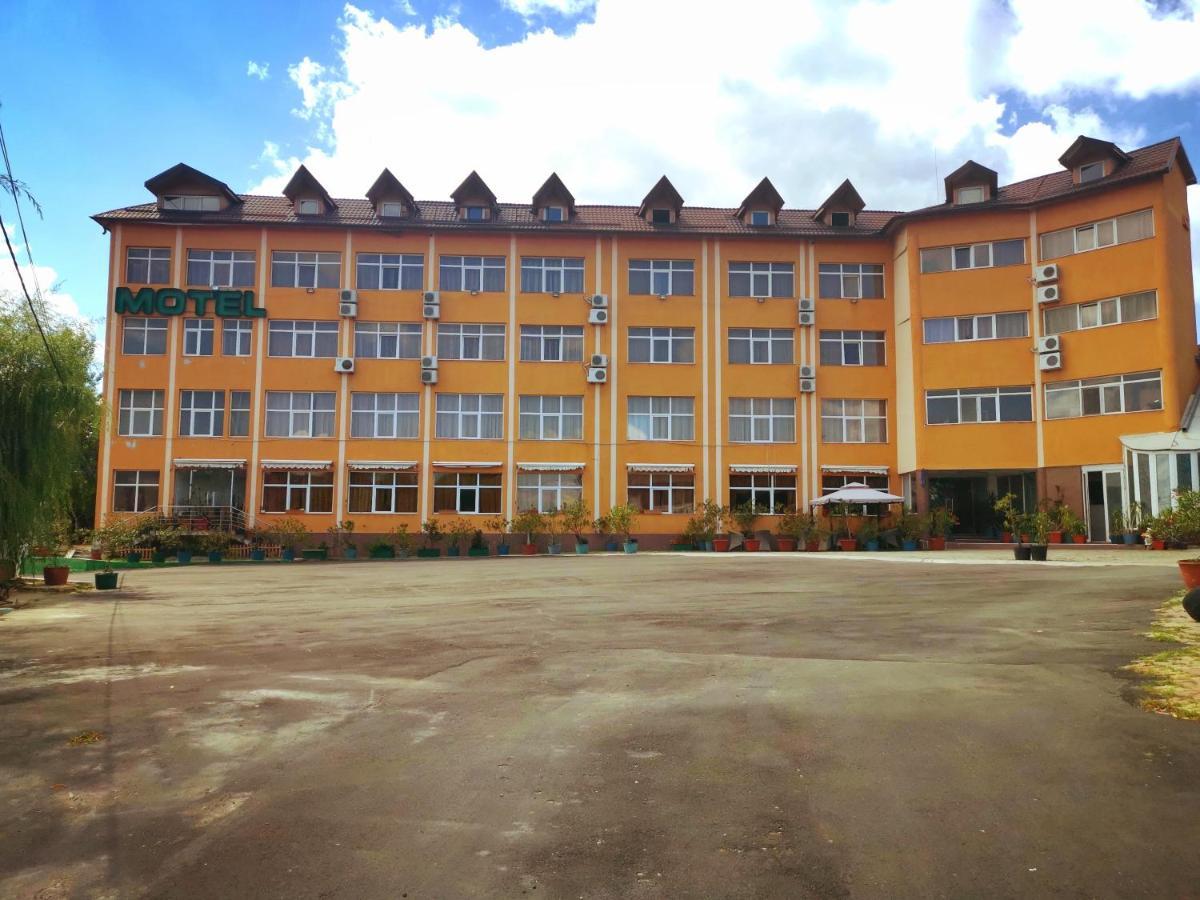 Hotel Dinastia Pitesti Bagian luar foto