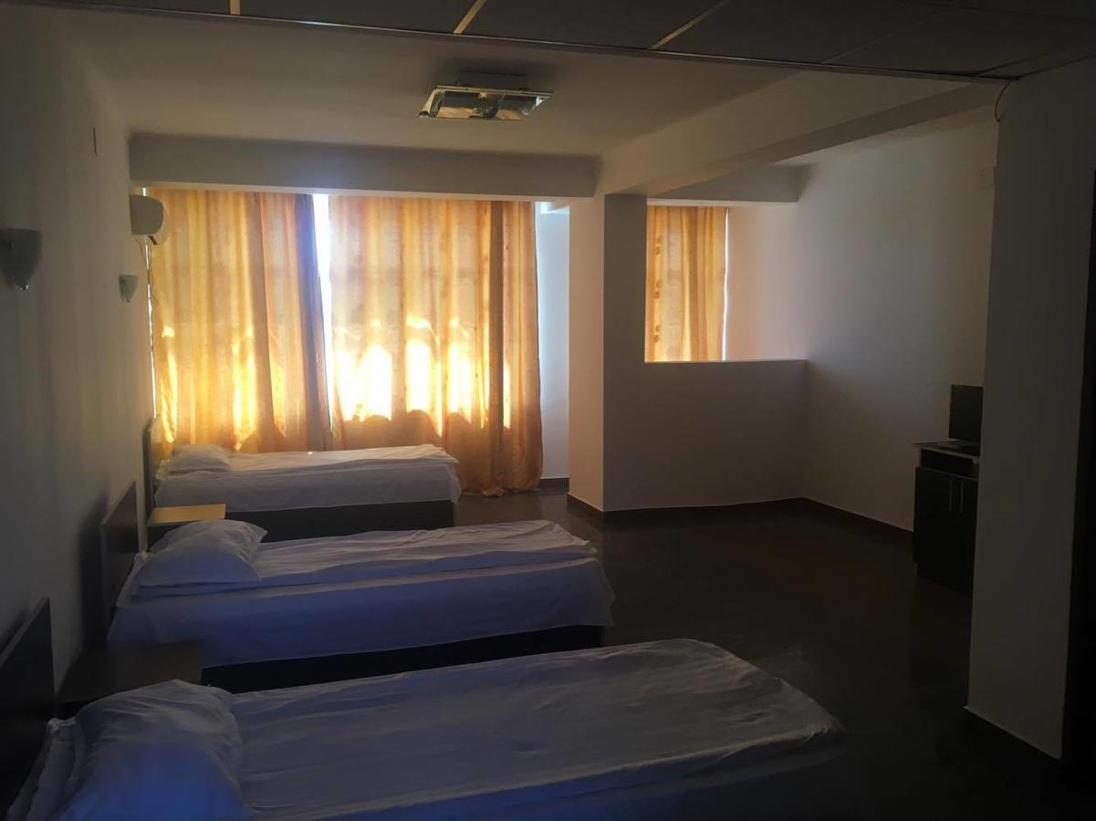 Hotel Dinastia Pitesti Bagian luar foto