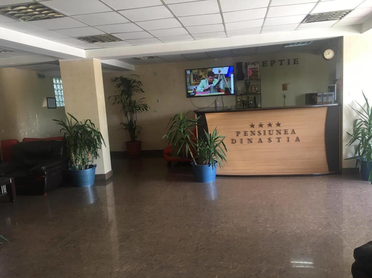 Hotel Dinastia Pitesti Bagian luar foto