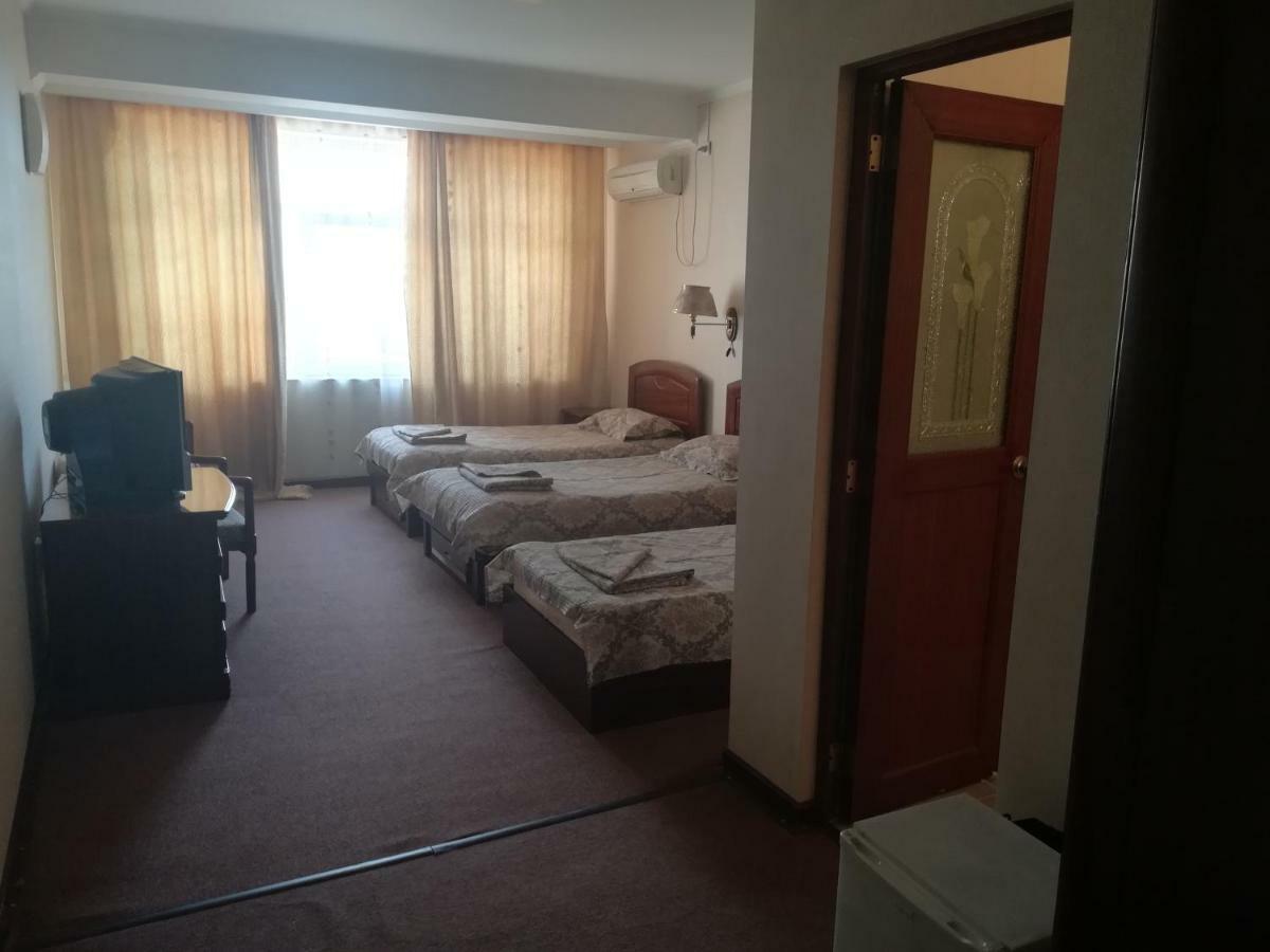 Hotel Dinastia Pitesti Bagian luar foto